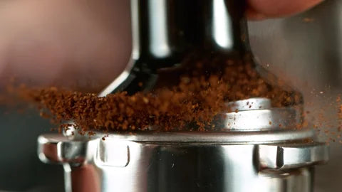 een tamper met de vers gemale koffie van enk Pur Signature Select en Imperiale Prestige 