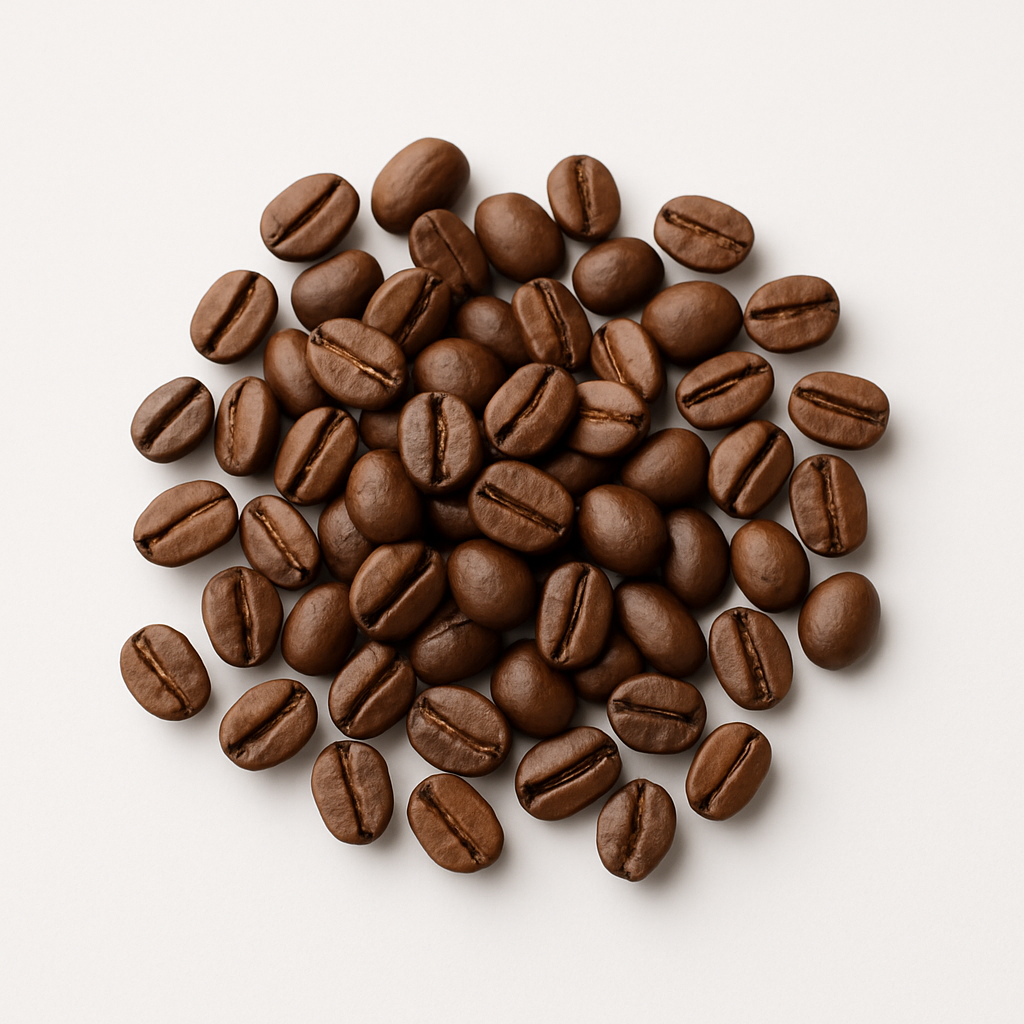 Vers gebrande koffiebonen op een witte achtergrond – duurzame en aromatische koffie van Henk Pur"