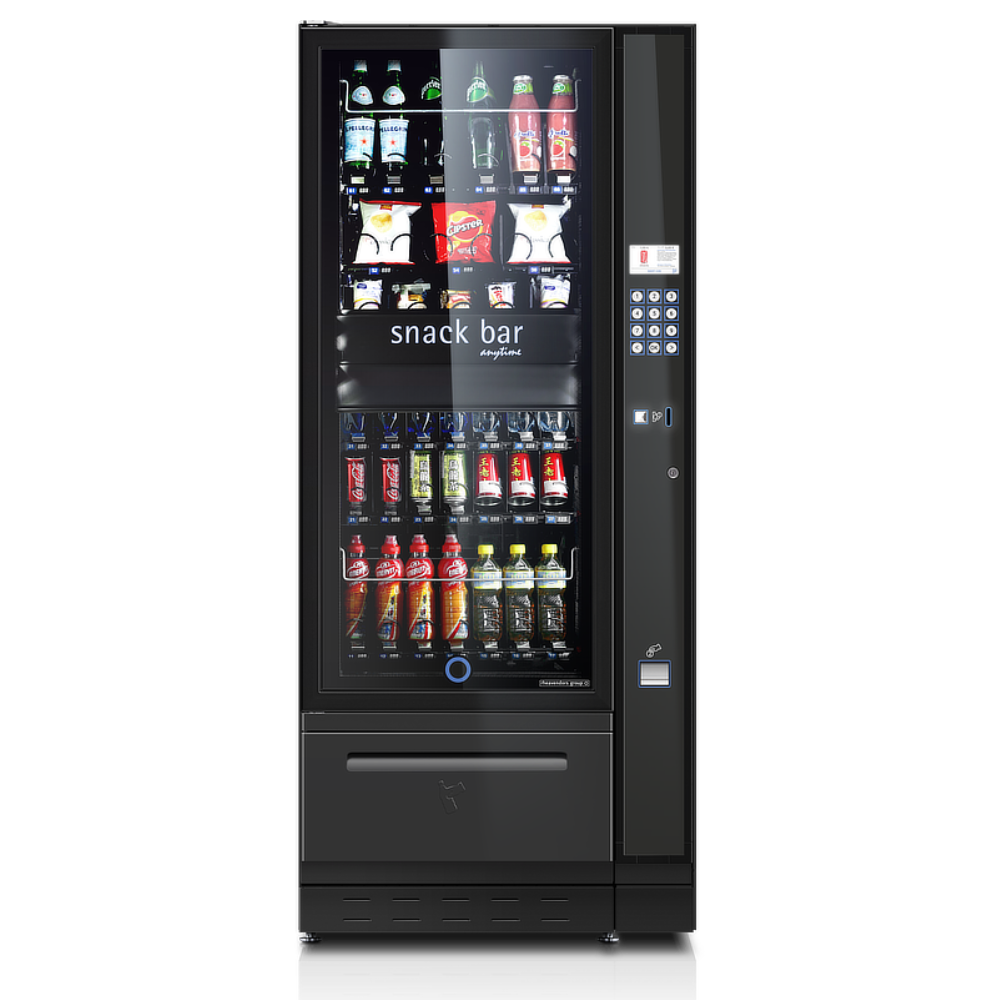 Een Luce Zero Air Food snack- en foodautomaat met liftmechanisme, opgesteld naast de koffiebar met vers gebrande koffie, voor een compleet aanbod aan etenswaren en dranken in de ontmoetingsruimte