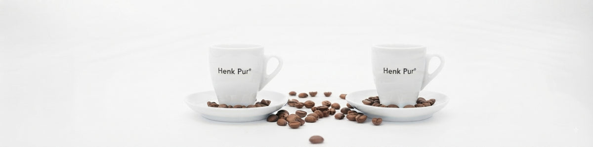 Koppen van Henk Pur met merk bedrukking. en op de schotels en daar tussen vers gebrande koffiebonen. 