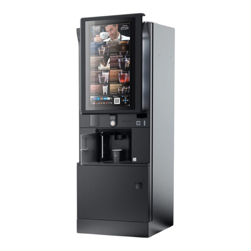 Een Rhea Vendors RhFS2.touch32EE8R4 vrijstaande koffieautomaat met een groot opvallend 32-inch touchscreen voor een uitgebreide keuze en interactieve bediening, opgesteld in de ontmoetingsruimte voor het bereiden van diverse koffiespecialiteiten met vers gebrande bonen.