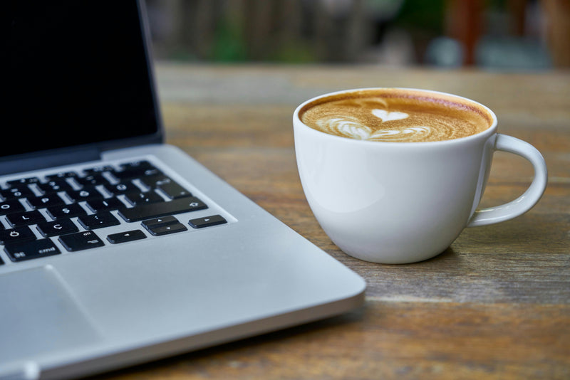Werken met een vers gezette kop koffie van Henk Pur naast je laptop. 