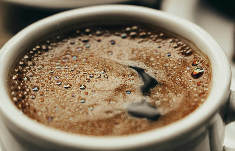 Zwarte koffie gefilterd met de vers gebrande koffie bonen van Henk Pur Signature Select 