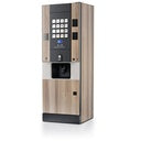 Een Rhea Vendors rhFS1.buttonsI8R4_5_ vrijstaande koffieautomaat met fysieke drukknoppen voor een overzichtelijke en eenvoudige bediening, opgesteld in de ontmoetingsruimte voor het zetten van vers gezette koffiespecialiteiten.