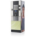 Een Rhea Vendors rhFS1.buttonsI8R4_5_ vrijstaande koffieautomaat met fysieke drukknoppen voor een overzichtelijke en eenvoudige bediening, opgesteld in de ontmoetingsruimte voor het zetten van vers gezette koffiespecialiteiten.